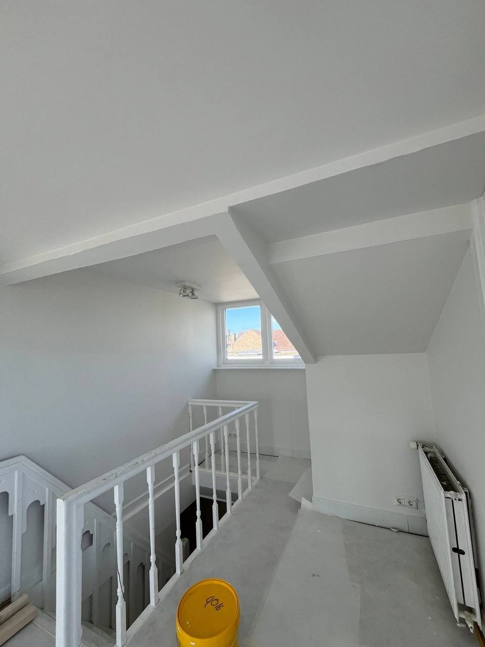 Zolder en gang gestuct door Rotterdamse Stukadoor Rotterdam