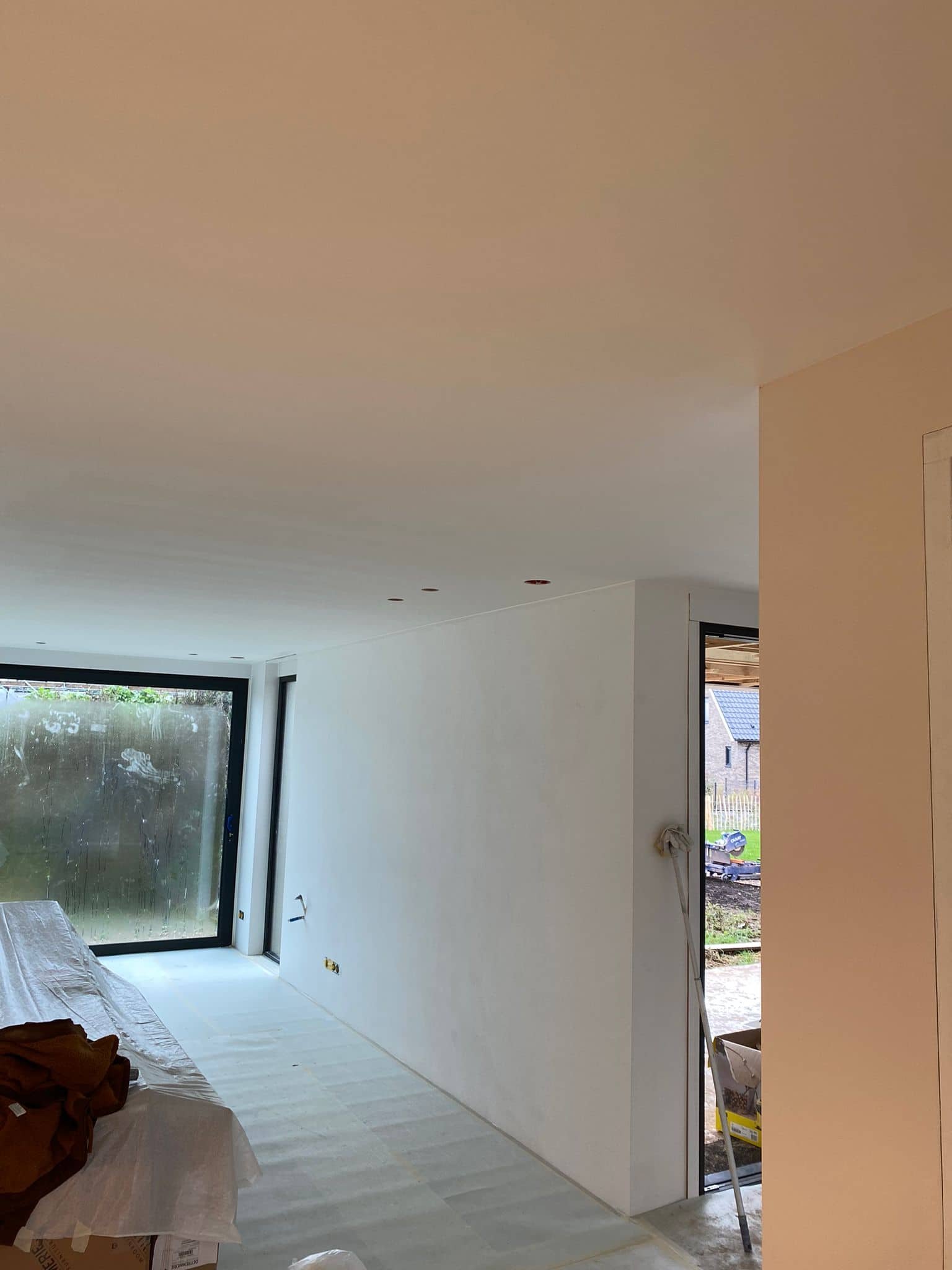 Plafond en wanden gestuct door Stukadoor Rotterdam