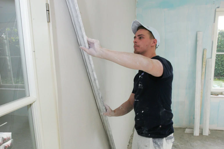 Stukadoor met waterpas stucwerk